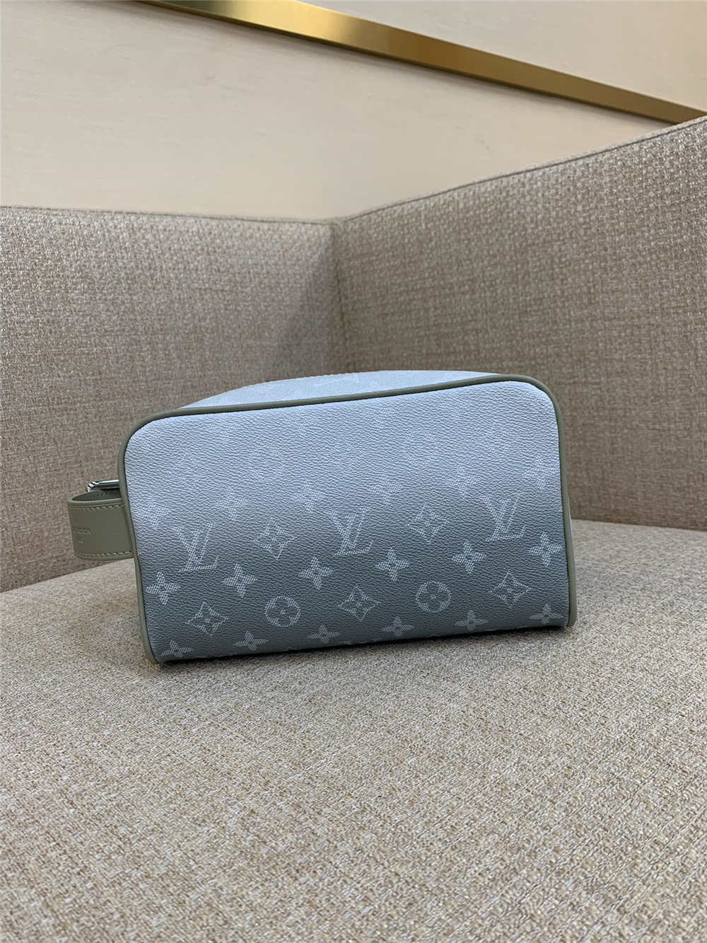 Louis Vuitton LOCKER DOPP KIT M11559 size：23x13x12cm 2025 new 